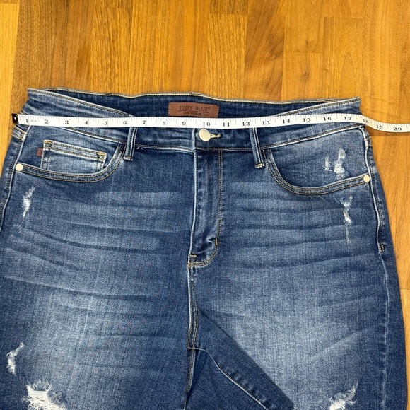 Judy Blue 1XL Distressed Jean Shorts – Raw Hem, Stretchy & Flattering! - Picture 4 of 6